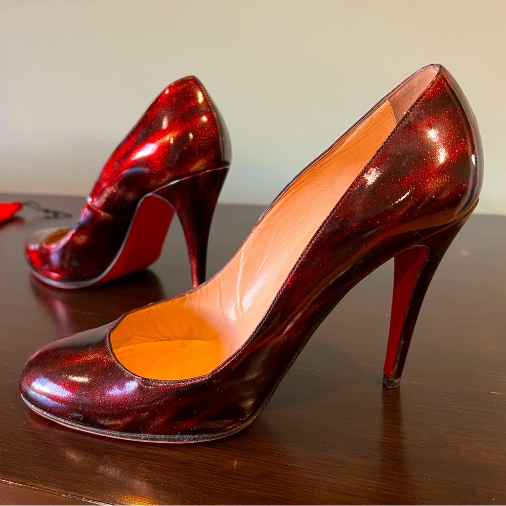Red patent leather pumps, with glitter effect